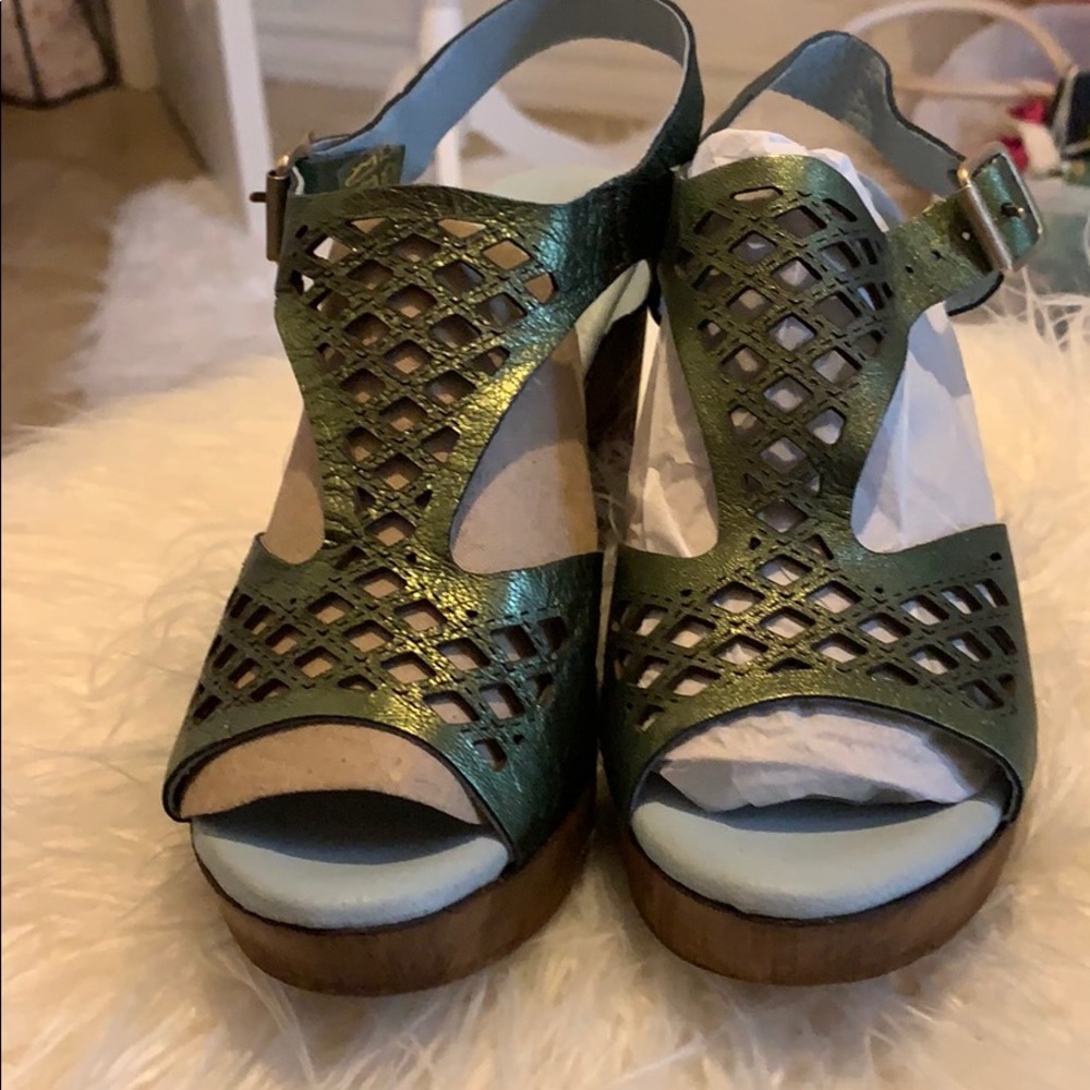 Metallic Clog Sandals - Picture 2 of 6